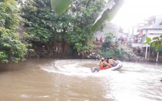 Pencarian Daffa Wahit yang Tenggelam di Kali Pesanggrahan Dihentikan Sementara - JPNN.com