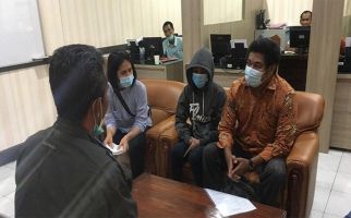 Briptu RCN Dobrak Pintu Kamar, Pria Hidung Belang Disuruh Keluar, Lampu Dimatikan - JPNN.com