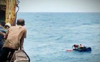 Lihat, 6 Kru KLM Armada Bahari Mulya Ditemukan Kapal Kargo Terapung di Laut Jawa - JPNN.com