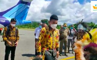Billy Mambrasar Terus Mengampanyekan Program Vaksinasi Covid-19 - JPNN.com