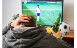 7 Cara Menjaga Imun saat Menonton Pertandingan Bola Dini Hari - JPNN.com