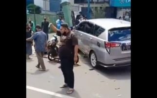 Mobil Seorang Polisi Hilang Kendali, 4 Kendaraan Kena Tabrak, 1 Perempuan Meninggal - JPNN.com