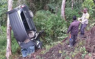 Toyota Innova Pengangkut 8 Wisatawan Masuk Jurang di Pemangku Limau Kunci - JPNN.com