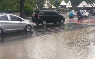 Selamat Sore, di Rumah Saja, Kota Medan Diguyur Hujan Lebat - JPNN.com