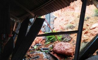 Longsor Menghancurkan 8 Rumah Warga di Tanjungpinang, Sejumlah Wilayah Terendam Banjir - JPNN.com