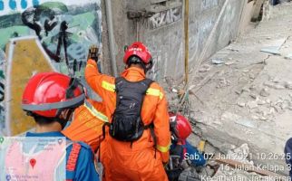 Innalillahi, Marbut Tewas Tertimpa Tembok Masjid di Jagakarsa - JPNN.com