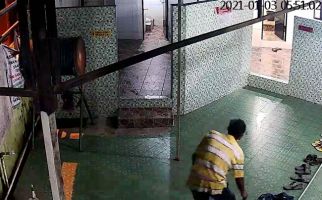 Sandal Jemaah Masjid Sering Hilang, Ini Pelakunya Terekam CCTV, Lihat Gayanya - JPNN.com