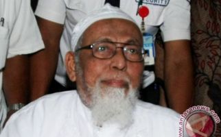 Abu Bakar Ba'asyir Bebas Usai Salat Subuh Diiringi Ambulans - JPNN.com
