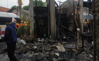 Detik-detik Kebakaran Hebat di Cimuning Bekasi, Terjadi Ledakan, 3 Orang Tewas - JPNN.com
