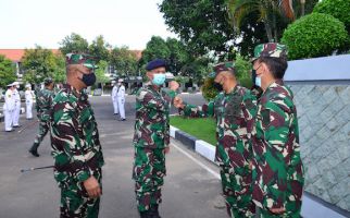 Didatangi Tim Reviu Itjenal, Danlantamal V Laksma TNI Mohammad Zaenal Langsung Perintahkan Prajurit Lakukan Ini - JPNN.com