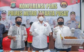 Detik-detik Polisi Gerebek Home Industry Tembakau Gorila, Satu Pelaku Ditembak - JPNN.com