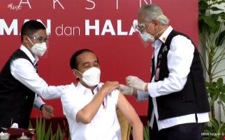 Ini Dugaan Jokowi Mengapa Dokter Senior Abdul Muthalib Gemetaran Saat Memvaksin - JPNN.com