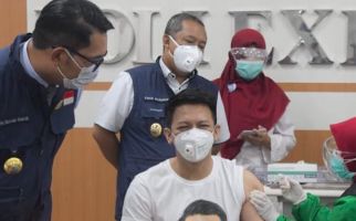 Ridwan Kamil Dampingi Ariel Noah saat Disuntik Vaksin - JPNN.com