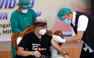 Inilah Sosok Dokter Istimewa yang Menyuntikkan Vaksin pada Ganjar Pranowo - JPNN.com