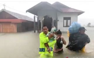 Seorang Polantas Mengevakuasi Bayi Melewati Derasnya Arus Banjir di Tanah Laut - JPNN.com