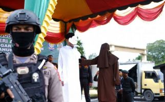 Terbukti Berzina, Pasangan Kekasih di Aceh Dicambuk 100 Kali - JPNN.com