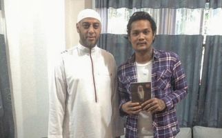 Virgoun Kenang Momen Baca Syahadat Dituntun Syekh Ali Jaber - JPNN.com