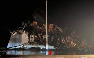 Tolooong, Sejumlah Orang Terjebak di Reruntuhan Gedung Gubernur Sulbar - JPNN.com