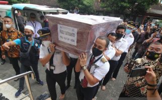 Jenazah Co-Pilot Fadly Satrianto Dikubur di TPU Keputih Surabaya - JPNN.com