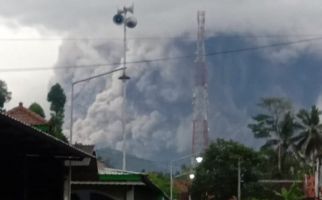 Gunung Semeru Meletus, Letjen Suharyanto Kirim Tim Khusus, Bergerak via Jalur Darat - JPNN.com