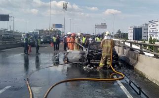 Berawal dari Kepulan Asap, Toyota Vios Ludes Terbakar di Tol Wiyoto Wiyono - JPNN.com