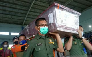 Tragedi Sriwijaya Air SJ182: Jenazah Indah Halimah Putri Tiba di Palembang - JPNN.com