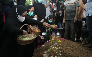 Jenazah Indah Halimah Putri Korban Sriwijaya Air SJ182 Dimakamkan di Samping Rumah Orang Tua - JPNN.com