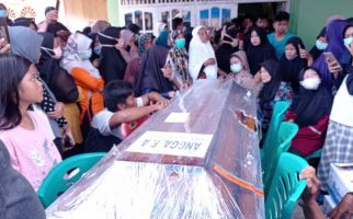 Isak Tangis Keluarga Iringi Pemakaman Jenazah Angga Fernanda, Korban Kecelakaan Sriwijaya Air SJ-182 - JPNN.com
