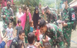 TNI dan Relawan Berkolaborasi Hilangkan Trauma Anak di Lokasi Bencana - JPNN.com