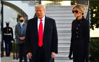 Jangan Iri ya, Melania Trump Jinjing Tas Seharga Rp 701 Juta Tinggalkan Gedung Putih - JPNN.com