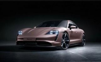 Porsche Taycan 2024 Kini Dilengkapi Apple CarPlay dan Fitur Menuju Kedai Kopi - JPNN.com