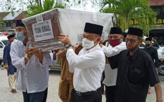 Wako Pontianak Angkat Peti dan Salatkan Jenazah Satu Keluarga Korban Sriwijaya Air SJ 182 - JPNN.com