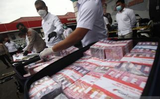 Polda Jatim Mengungkap Kasus Besar, Barang Bukti Uang Bertumpuk-tumpuk, Lihat Itu - JPNN.com