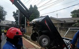Mobil Pikap Terperosok ke Dalam Got, Kok Bisa? - JPNN.com