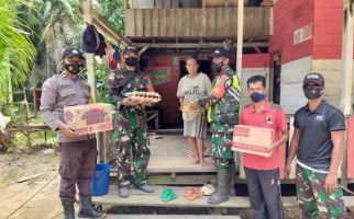 Personel Satgas Pamtas Yonif 642 Bagikan Sembako Kepada Warga Terdampak Banjir - JPNN.com
