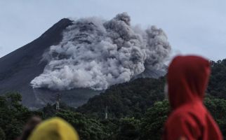 Lihat, Penampakan Awan Panas Gunung Merapi - JPNN.com