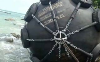 Warga Bintan Temukan Bola Hitam di Tepi Pantai, Begini Penjelasan TNI - JPNN.com