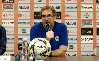 Pelatih Persib Pilih Bertahan Daripada Pulang ke Negaranya - JPNN.com