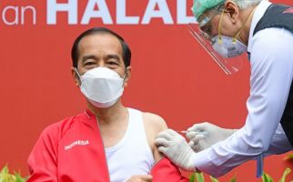Ini Alasan Pak Jokowi Pakai Singlet saat Vaksinasi Kedua - JPNN.com