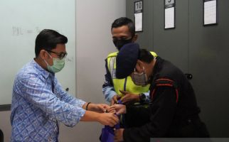 2 Petugas Transjakarta Lutfi dan Fina Memang Luar Biasa, Heroik - JPNN.com