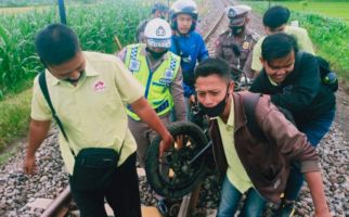 Menegangkan! Motor Terseret hingga 100 Meter, Novita Selamat dari Tabrakan Kereta Api - JPNN.com