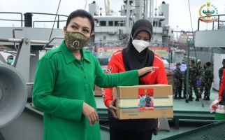 Hetty Andika Bagikan Makanan untuk Kru Kapal ADRI, Ada Dodol Hingga Camilan - JPNN.com