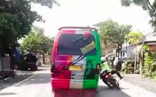 Viral, Pengemudi Angkot Senggol Anggota Satlantas di Probolinggo, Lihat Fotonya - JPNN.com