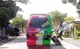 Lihat Tuh, Sopir MPU Tabrak Polisi Sampai Kayak Begini, Braaak - JPNN.com