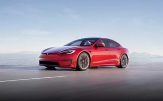 Mobil Tesla Bisa Isi Daya Pakai Tenaga Surya - JPNN.com