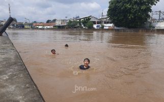 Lihat, Ada Puluhan Buyung Asyik Berenang di Ciliwung - JPNN.com