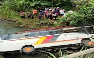 Bus Rombongan Pemkab Agam Jatuh ke Sungai, David dan Fauzan Meninggal - JPNN.com