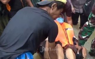 Banjir 2,5 Meter, Begini Detik-detik Evakuasi Nenek Mukinih yang Sedang Sakit Gula - JPNN.com
