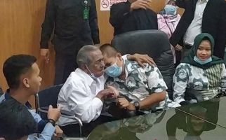 Ribut Tanah Warisan, Deden Menangis, Dipeluk Ayahnya - JPNN.com