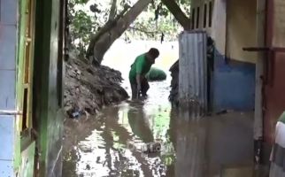 Habis Banjir Terbitlah Lumpur Tebal Bercampur Sampah, Ya Ampun - JPNN.com